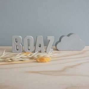 Betonnen naamcadeau met figuur – stoer en uniek kraamcadeau voor in de babykamer.