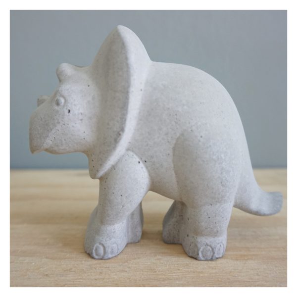 Handgemaakte betonnen decoratieve dino – stoere kinderkamerdecoratie of origineel kraamcadeau.