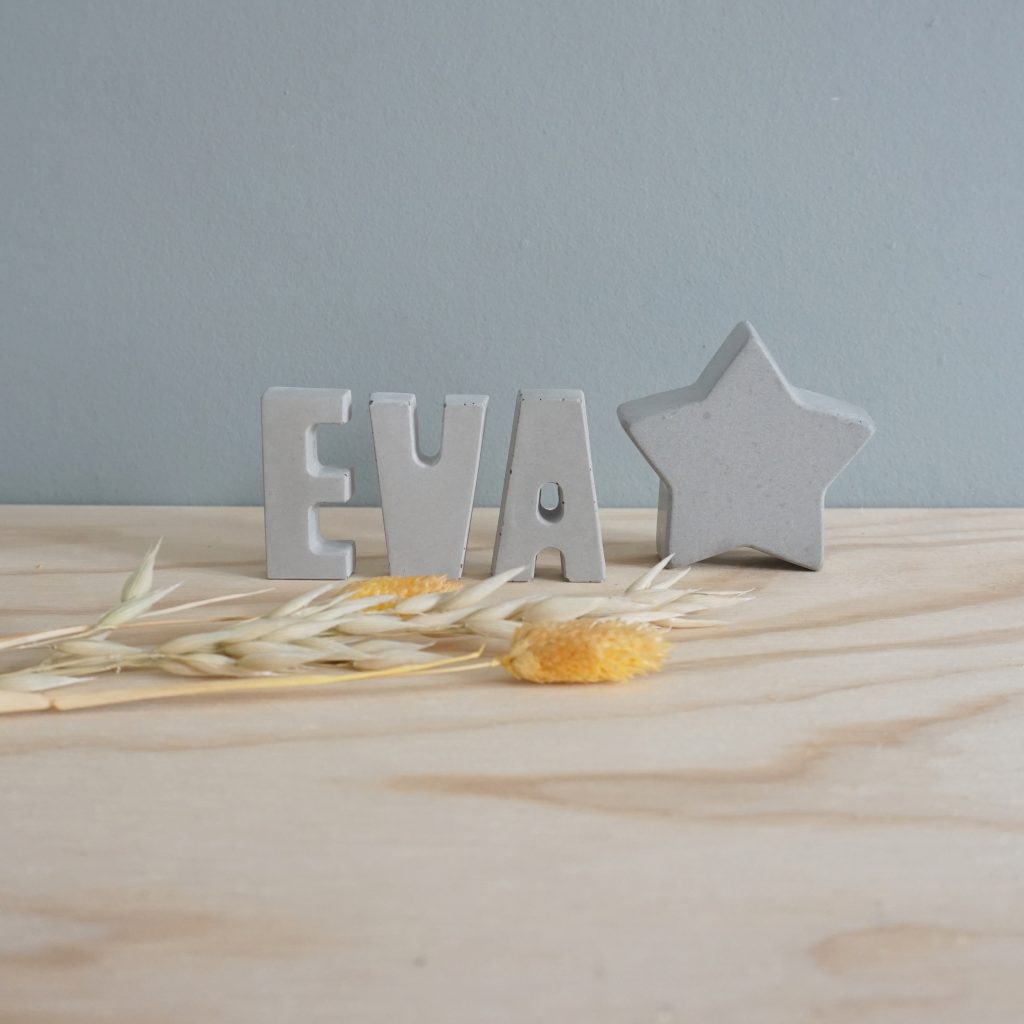 Betonnen kraamcadeau met naam en sterfiguur – gepersonaliseerd en handgemaakt cadeau voor newborns.