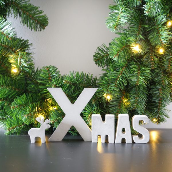 Betonnen letters “X-mas” met rendier – stoere en moderne kerstdecoratie met een minimalistische uitstraling.