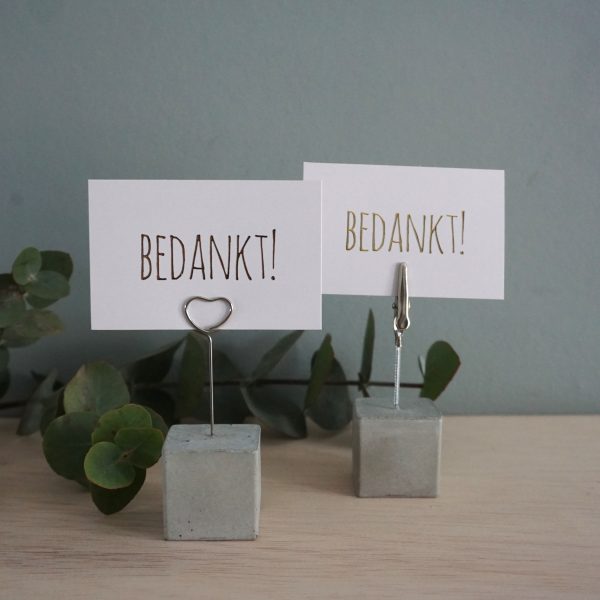 Betonnen kaarthouder met minikaartje “Bedankt” – stoer en stijlvol cadeau om iemand te bedanken.