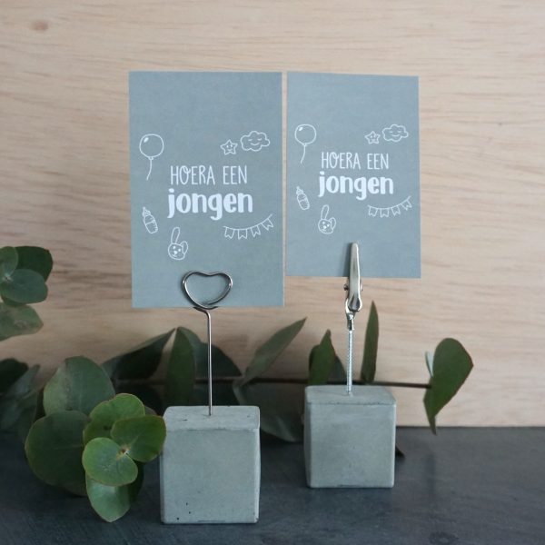 Betonnen kaarthouder met minikaartje “Hoera een jongen” – stoer en stijlvol kraamcadeau voor een pasgeboren jongen.