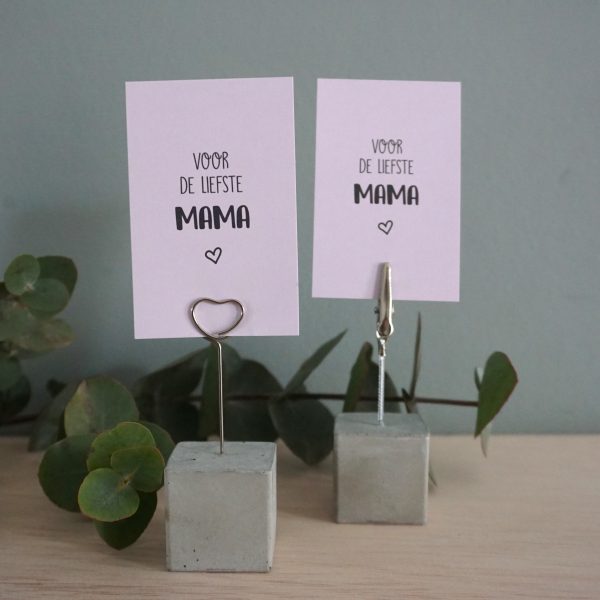 Betonnen kaarthouder met minikaartje “Voor de liefste mama” – stoer en stijlvol Moederdag cadeau