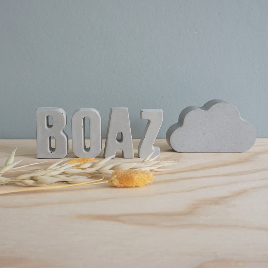 Betonnen naamcadeau met figuur – stoer en uniek kraamcadeau voor in de babykamer.